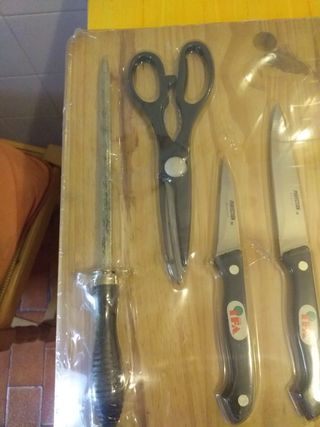 JUEGO 5 CUCHILLOS, 1 TIJERAS, 1 CHAIRA.