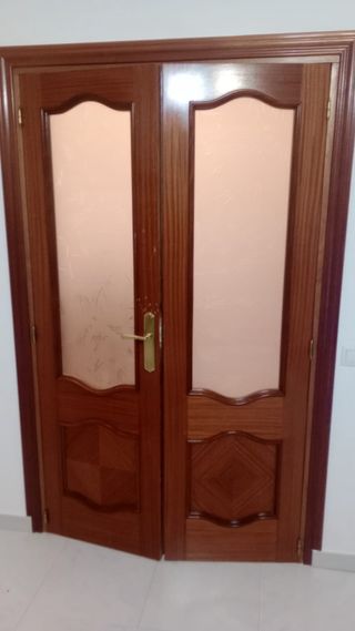 Puerta doble de madera