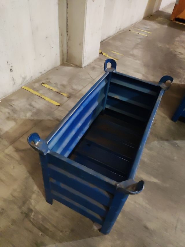 Caja metálica apilable grande.