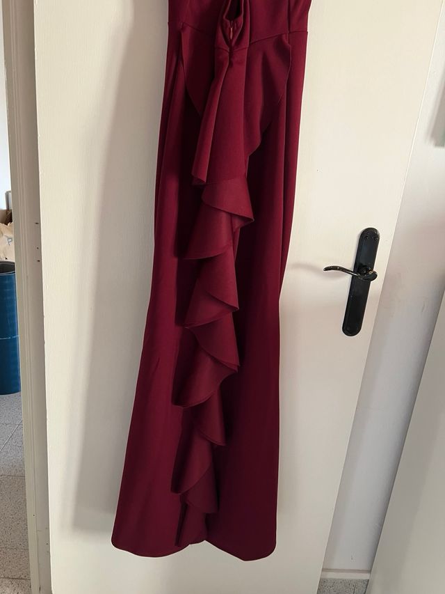 Vestido burdeos con volantes