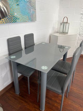 MESA DE COMEDOR/COCINA CON 4 SILLAS ¡NUEVAS!