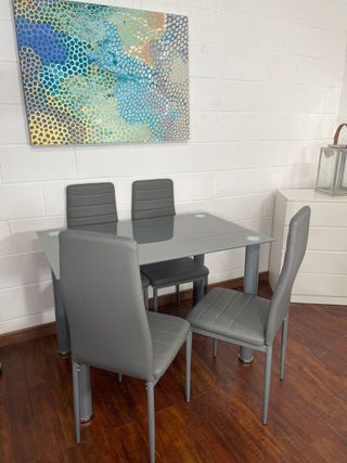 MESA DE COMEDOR/COCINA CON 4 SILLAS ¡NUEVAS!