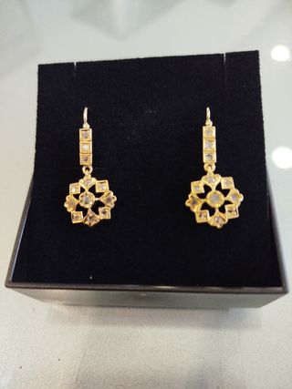 Pendientes isabelinos de oro y zafiros