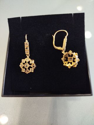 Pendientes isabelinos de oro y zafiros