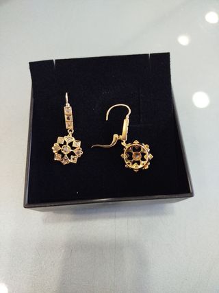 Pendientes isabelinos de oro y zafiros