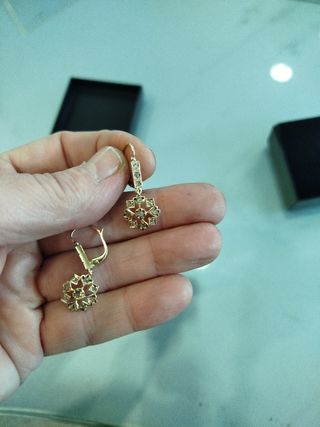 Pendientes isabelinos de oro y zafiros