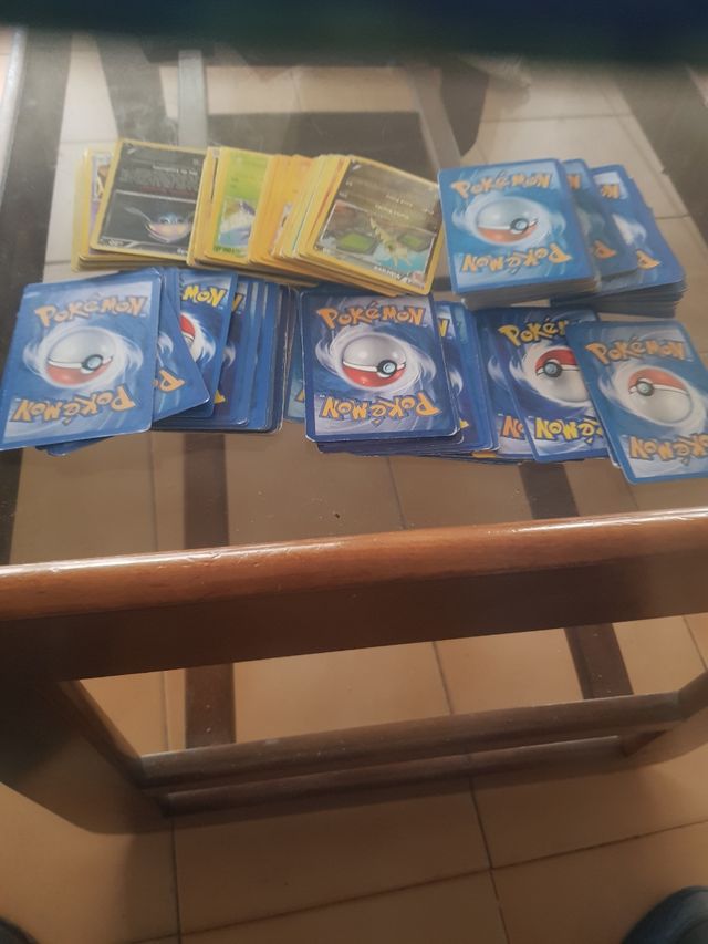 Cartas de pokemon.sobre 100.unidades.