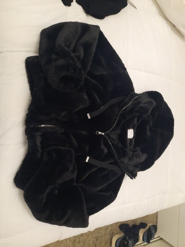 Chaqueta negra terciopelo. Bershka.