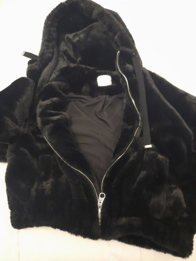 Chaqueta negra terciopelo. Bershka.