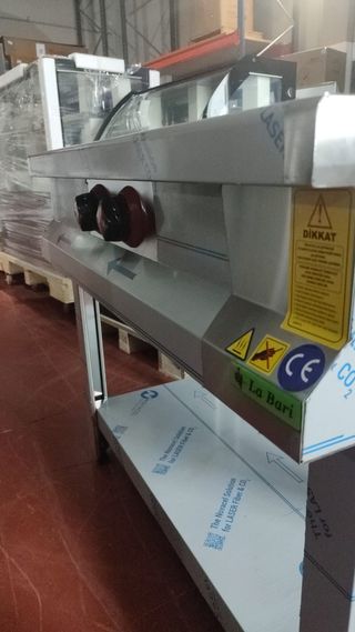 COCINA CON MESAS Y ESTANTE A GAS