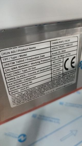 COCINA CON MESAS Y ESTANTE A GAS