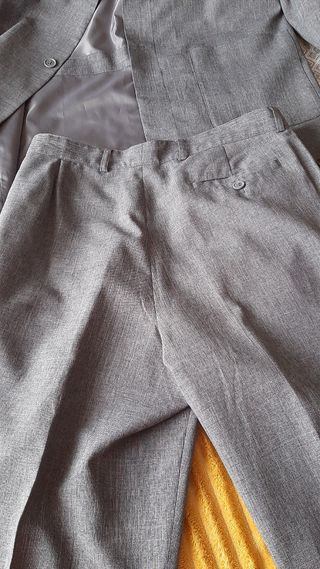 Traje gris