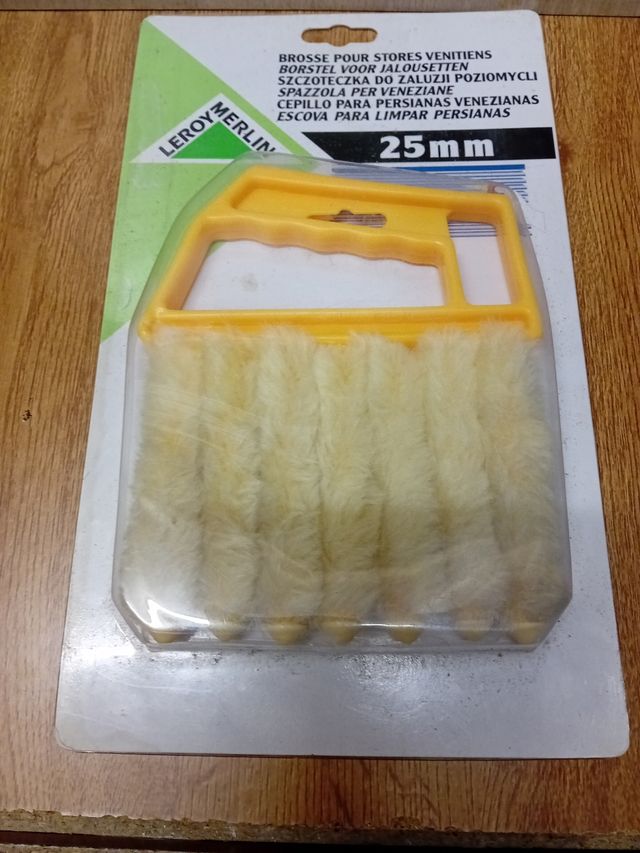 Cepillo para persianas venecianas.