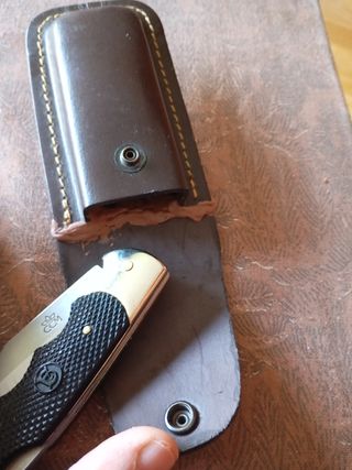 Herramienta con funda cuero