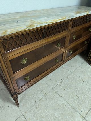 Cómoda neoclasica con marmol