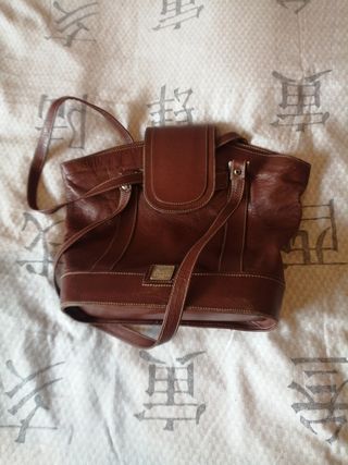 Bolso marcado con Hermes. 