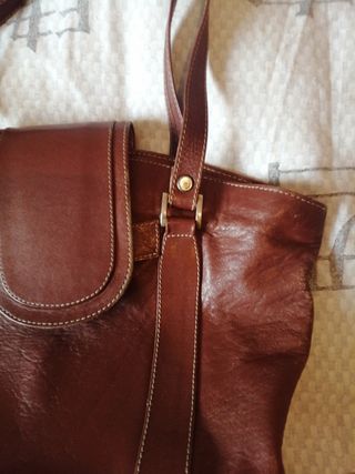 Bolso marcado con Hermes. 