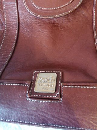 Bolso marcado con Hermes. 