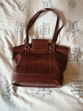 Bolso marcado con Hermes. 