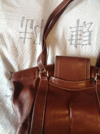 Bolso marcado con Hermes. 