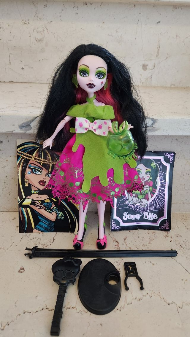 Monster high draculaura snow bite