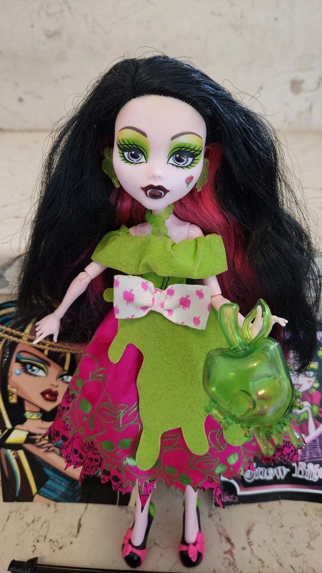 Monster high draculaura snow bite