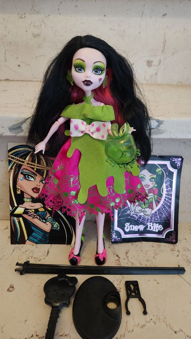 Monster high draculaura snow bite