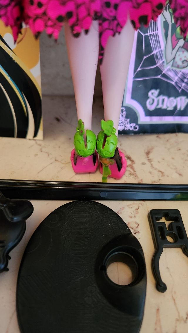 Monster high draculaura snow bite