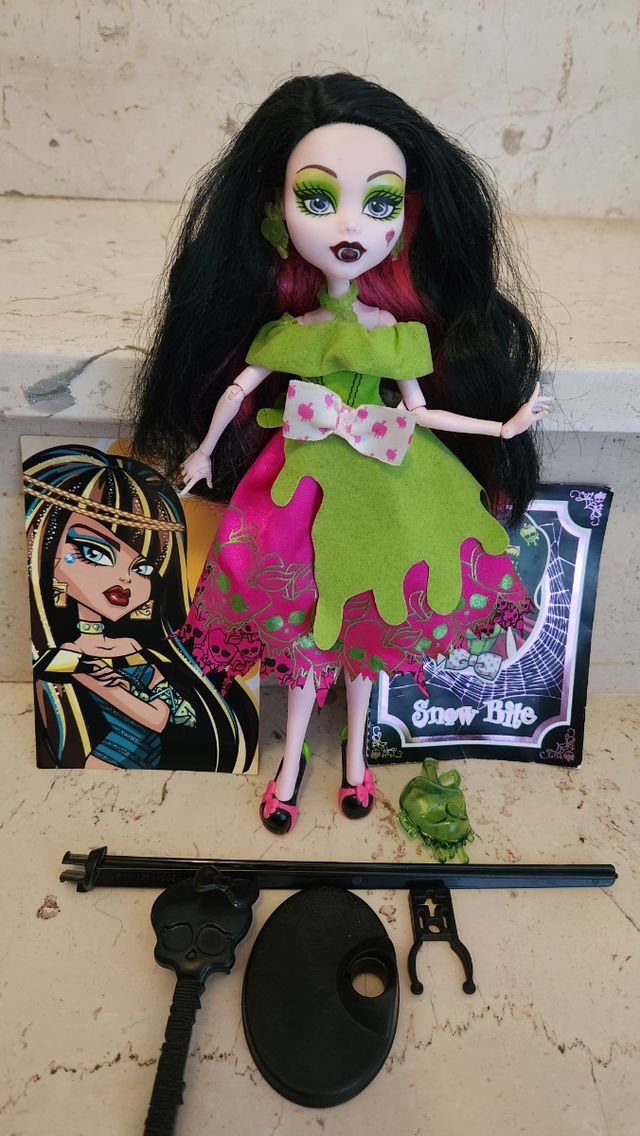 Monster high draculaura snow bite