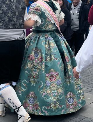 Se vende traje de fallera. Rebajas!!!