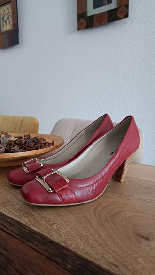 Zapato de tacón con hebilla dorada - Laura Prada