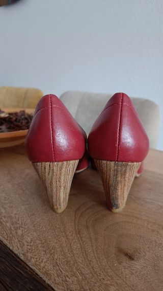 Zapato de tacón con hebilla dorada - Laura Prada