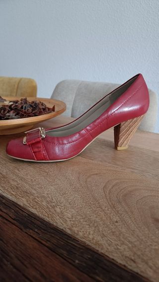 Zapato de tacón con hebilla dorada - Laura Prada