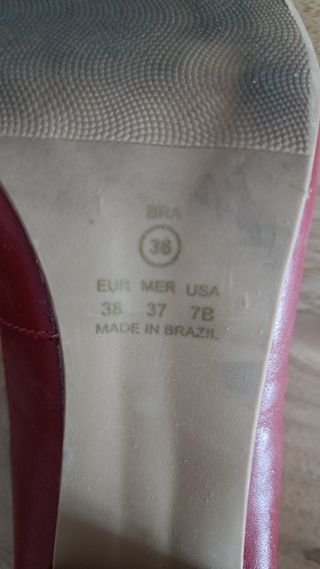 Zapato de tacón con hebilla dorada - Laura Prada