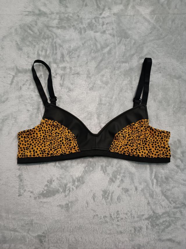 Sujetador de lycra y vinipiel