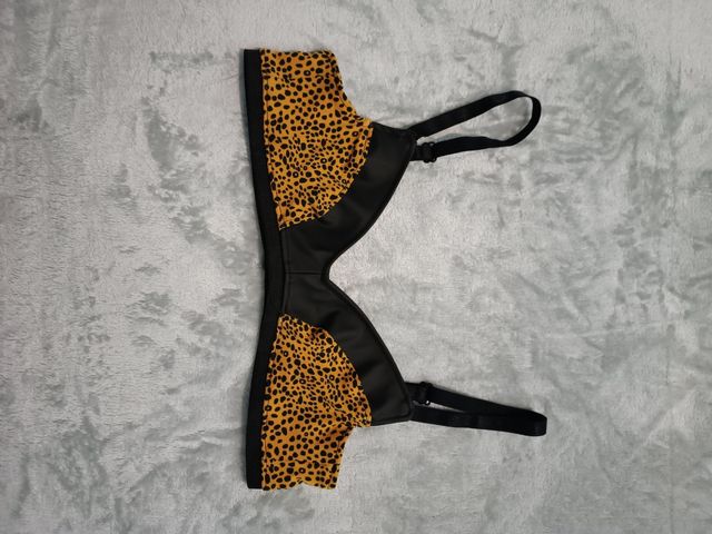 Sujetador de lycra y vinipiel