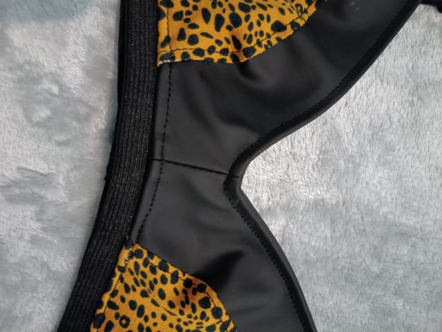 Sujetador de lycra y vinipiel