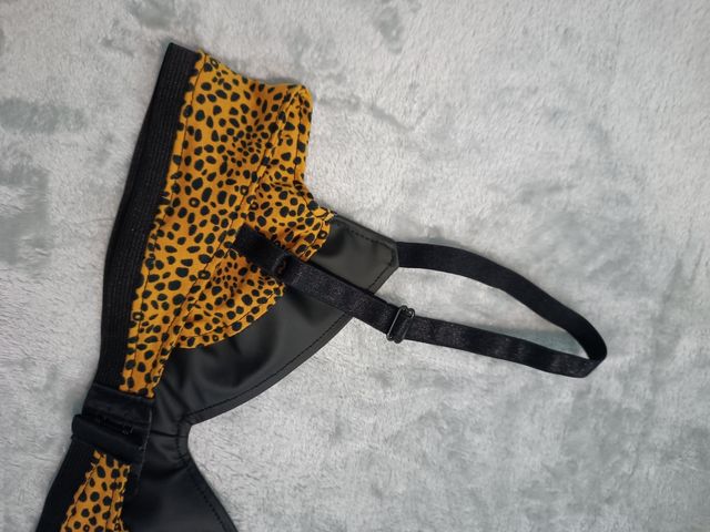 Sujetador de lycra y vinipiel