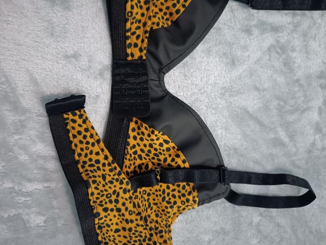 Sujetador de lycra y vinipiel