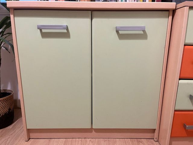 Armario mediano y cajoneras 