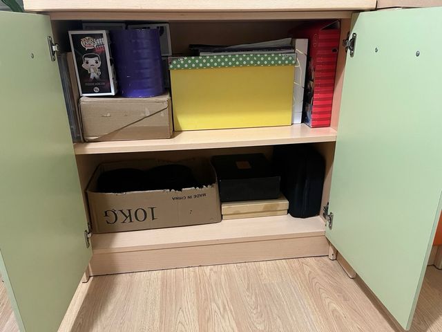 Armario mediano y cajoneras 