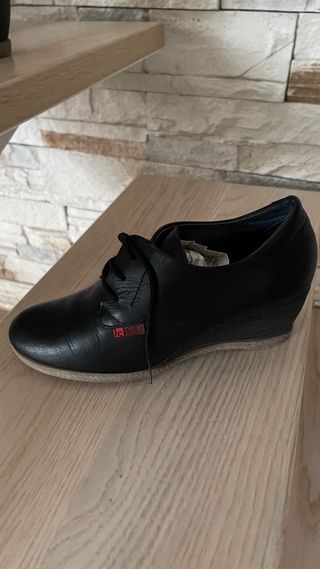 Zapatos con cuña de piel