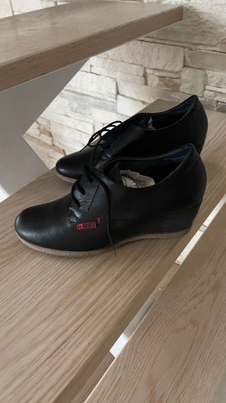 Zapatos con cuña de piel