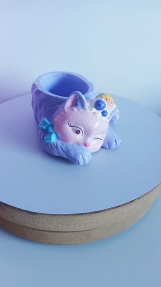 Piccola fioriera per gatti in ceramica