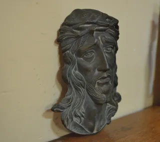 Placa de pared con estatua de bronce de Jesús