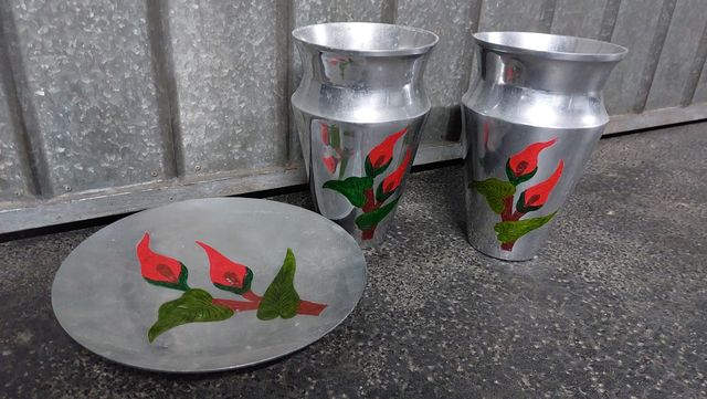 2 jarrones y 1 plato de metal