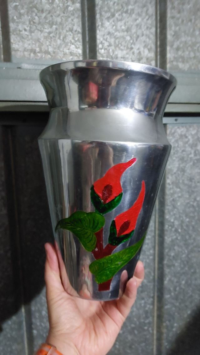 2 jarrones y 1 plato de metal