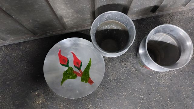 2 jarrones y 1 plato de metal