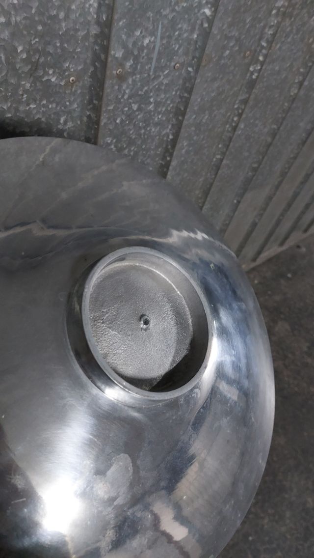 2 jarrones y 1 plato de metal