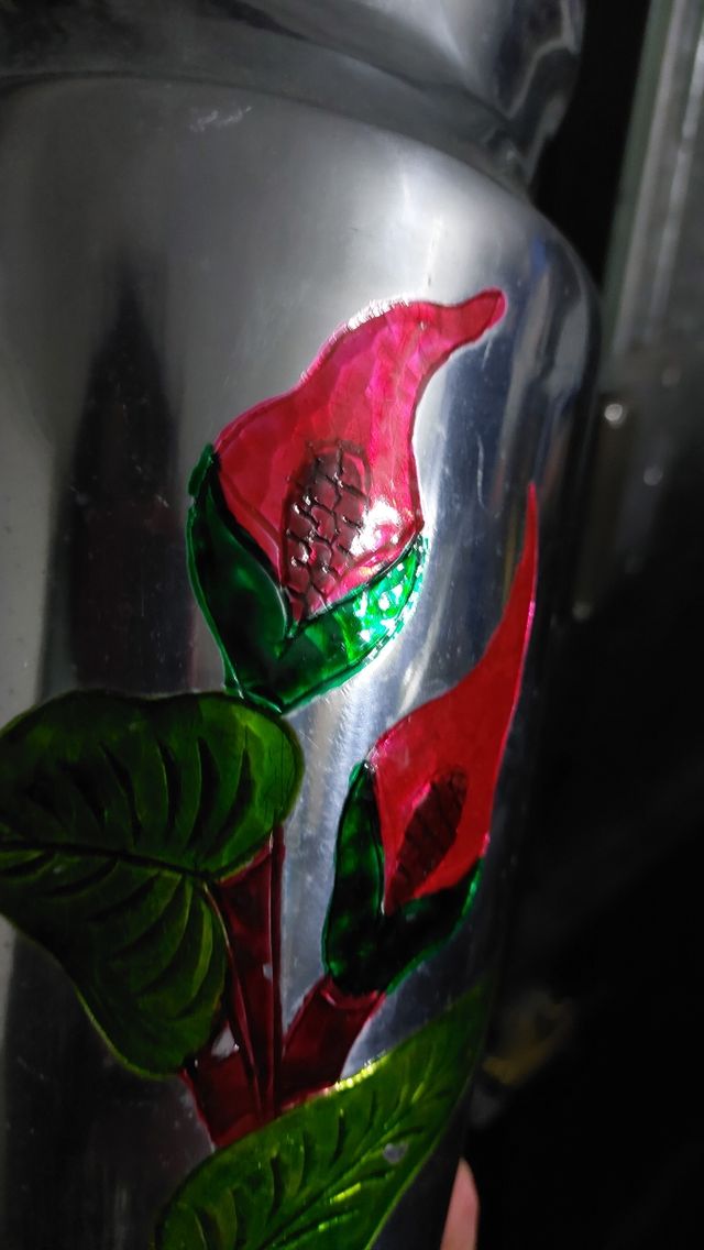 2 jarrones y 1 plato de metal